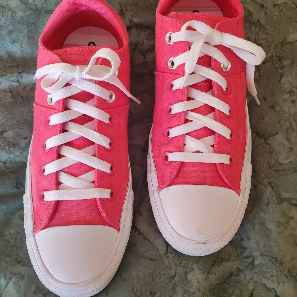 Women's Chuck Taylor All Star Size 9 1/2. PINK!!